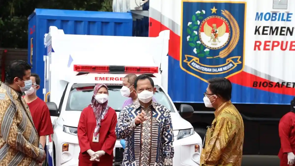 Tito Serahkan Dua Mobile Lab PCR Dukung Testing Regular di Perkantoran Kemendagri