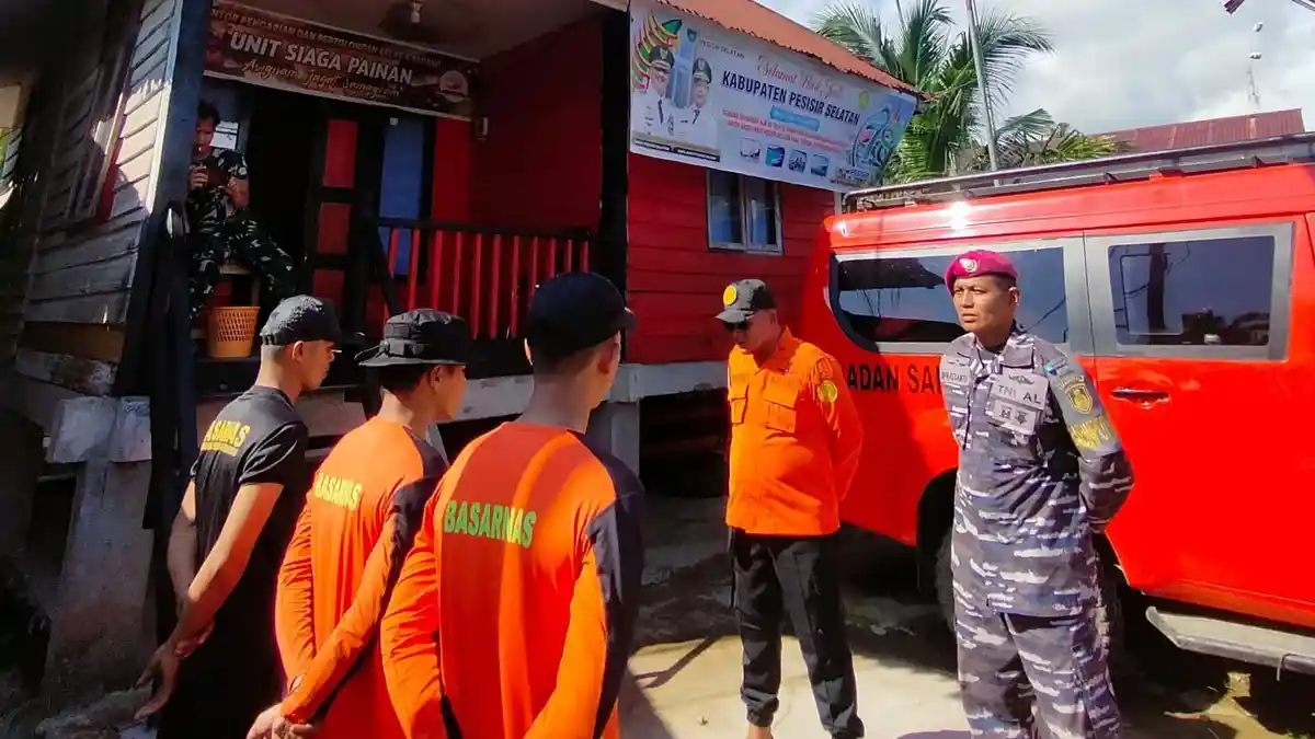 Breaking News: Perahu Nelayan Terbalik Dihantam Ombak di Pesisir Selatan, Satu Orang Masih Hilang