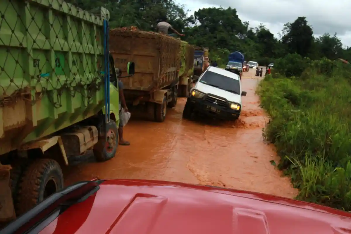 Tak Tanggung-tanggung, Cagub Karolin Jamin Jalan Empat Kecamatan di Sintang Diaspal