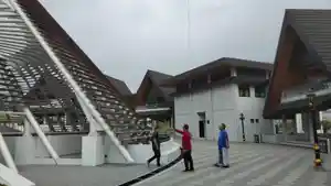 Darmadi-Ketua-DPRD-Kabupaten-Malang-baju-merah-saat-berada-di-penanda-pintu-gerbang-Bromo.jpg