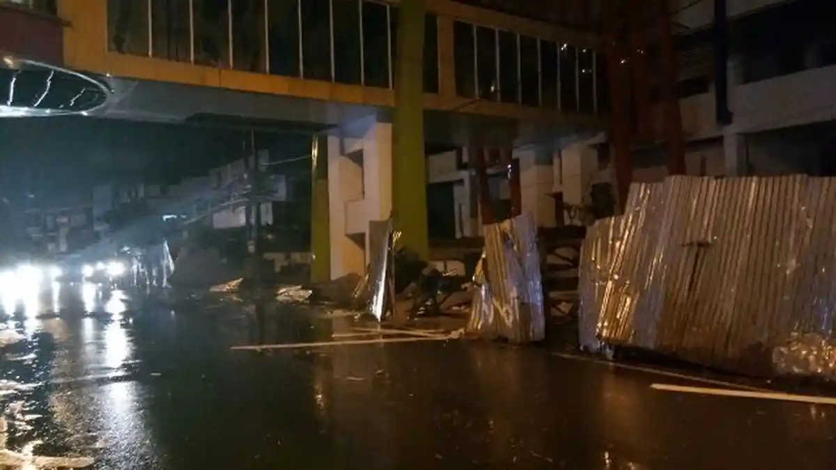 Plafon Sky Bridge dan Seng Pembatas PTM Prabumulih Rusak Parah Diterjang Angin