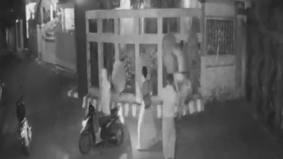 Heroik, Emak-emak Masih Pakai Mukena Bantu Suami yang Dikepung Pencuri Bercelurit