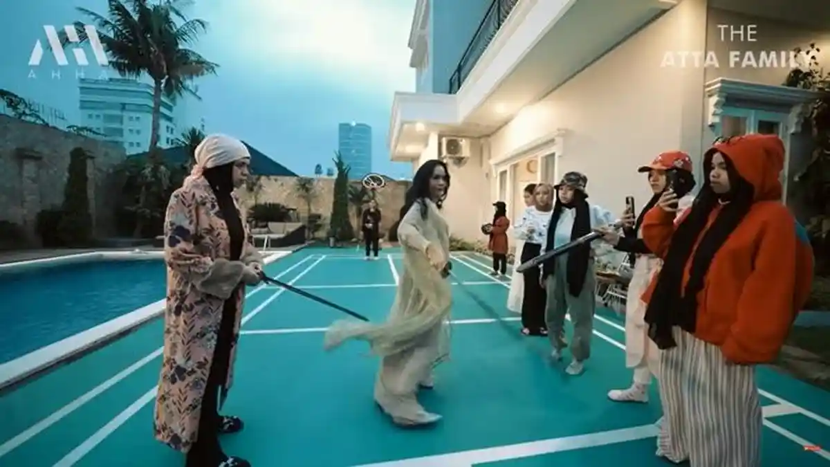 Aksi Krisdayanti Bermain Pedang saat Bertemu Ibunda Atta Halilintar, Gen Halilintar Langsung Kagum