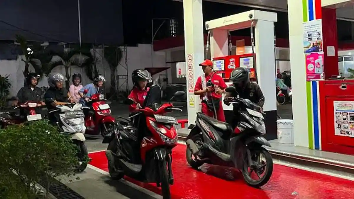 Harga Pertamax Mendadak Naik, Antrean Pertalite di SPBU Kediri Makin Panjang