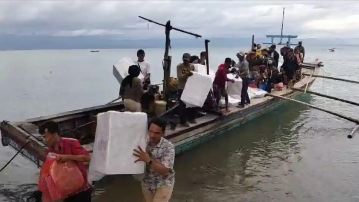 Naik Perahu, Polsek Pematang Sawa Tanggamus Kawal Pengembalian Logistik Pilkada 2024