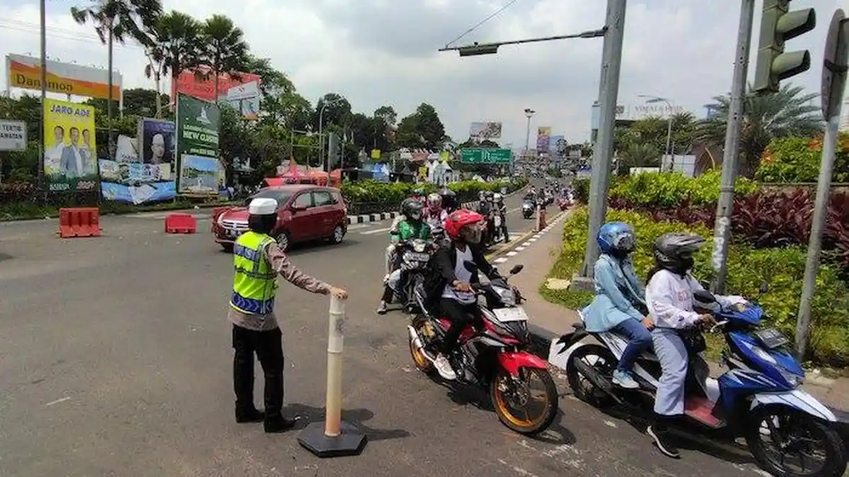 Arus Balik Bikin Jalur Puncak Padat, One Way Kembali Diberlakukan dari Pintu Tol Exit Ciawi