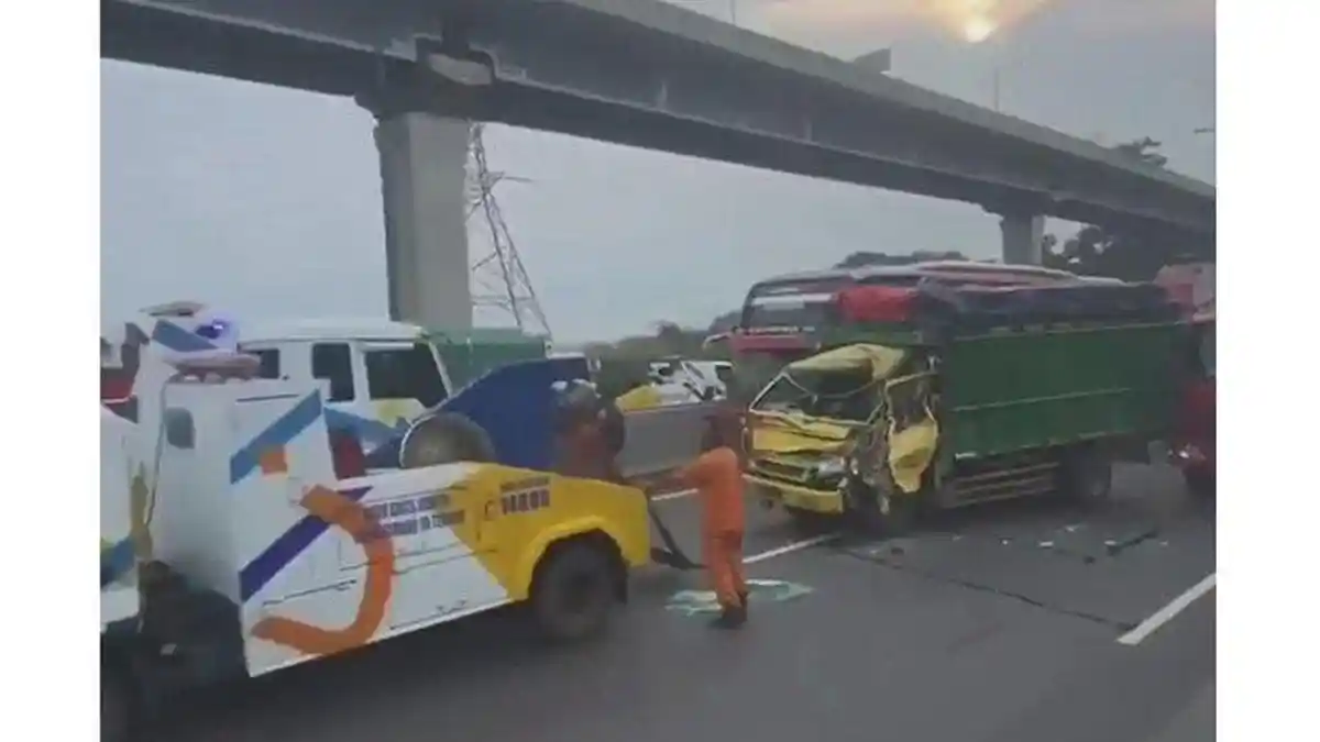 6 Kendaraan Terlibat Tabrakan Beruntun di Tol Jakarta-Cikampek Karawang, Tiga Rusak Berat