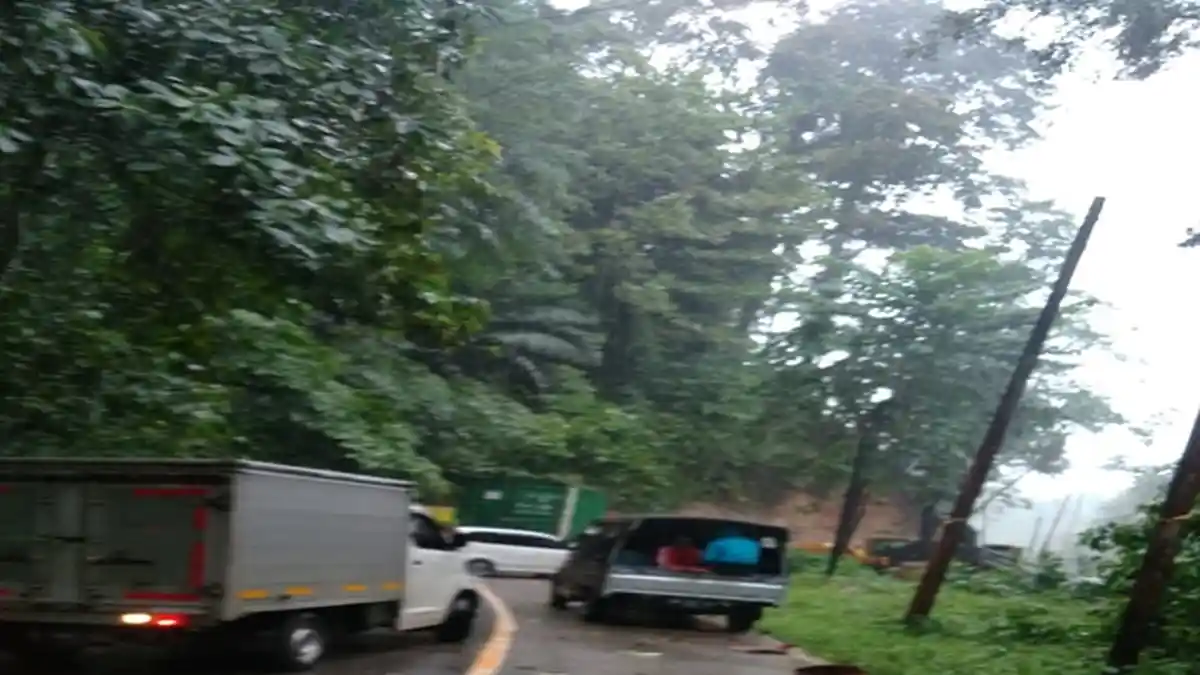 Longsor di Jalur Masuk Bolsel Akibatkan Kemacetan Panjang