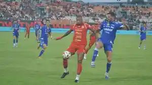 Pemain-Persija-Jakarta-Gustavo-Almeida-dikawal-pemain-Persib-Bandung.jpg