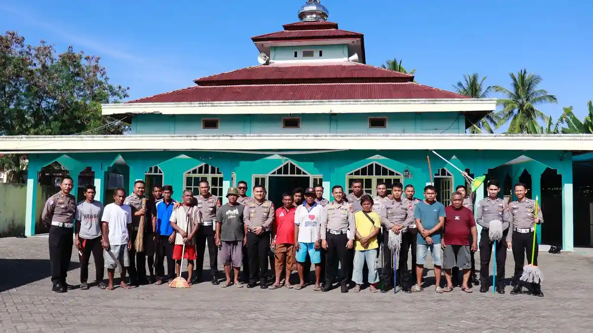 Perkuat Kepedulian Sosial, Ditlantas Polda Malut dan Warga Bersihkan Masjid Al Khaliq Galala