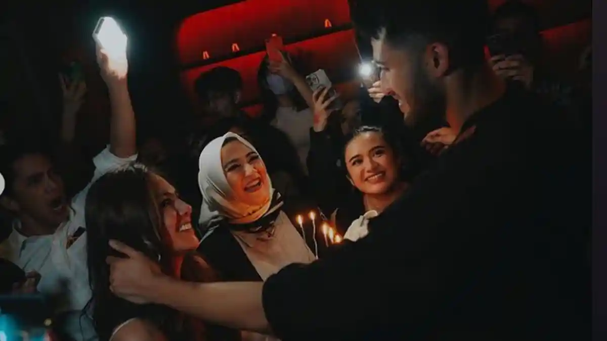 5 Potret Mesra Wulan Guritno dan Sabda Ahessa Pacar Brondong, Tak Malu Dicium di Depan Calon Mertua