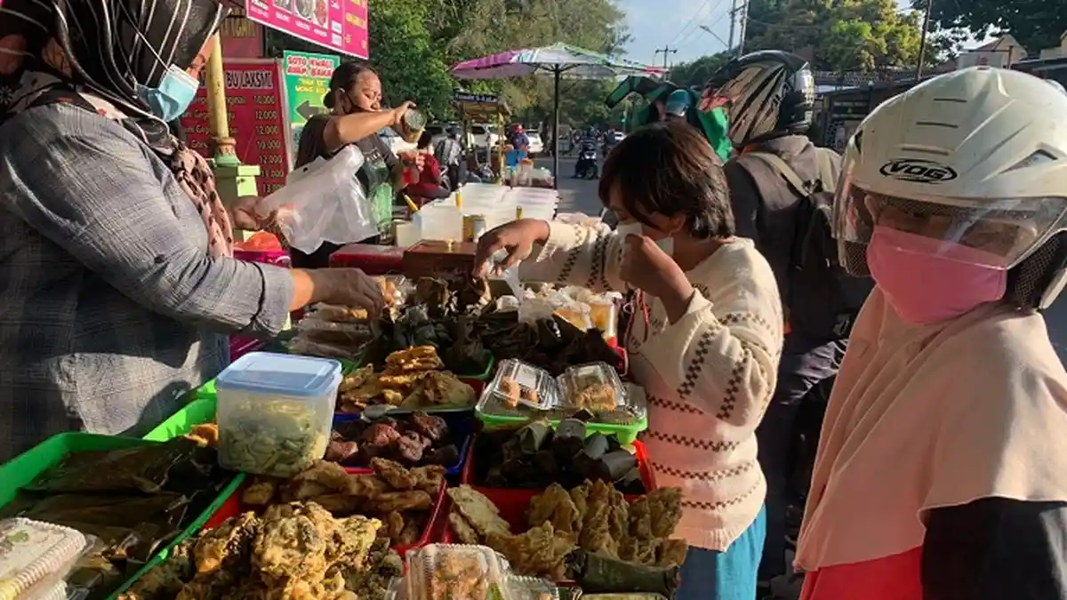 Cari Takjil Buat Buka Puasa? Ada Serbu, Serba Lima Ribu di Lapak Bu Laksmi Stadion Manahan Solo