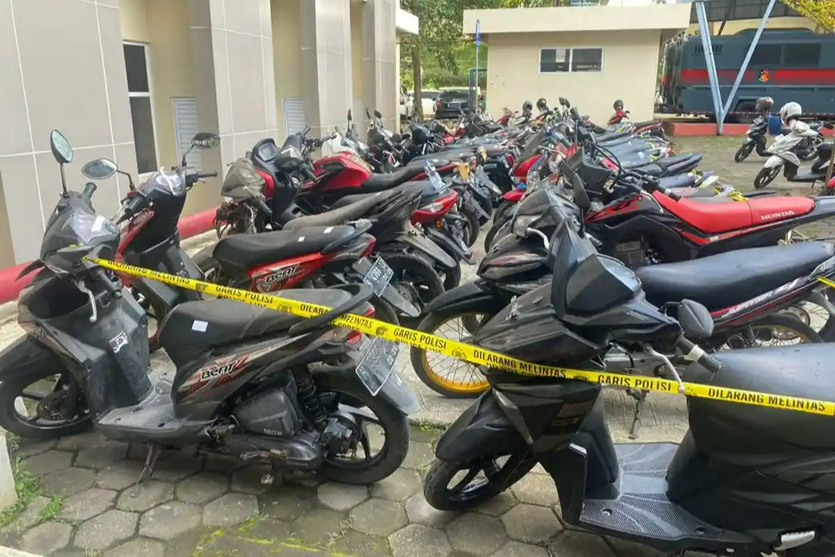 BREAKING NEWS : Polda Jateng Obok-obok "Kampung Bandit" di Pati : 6 Mobil dan 23 Motor Disita