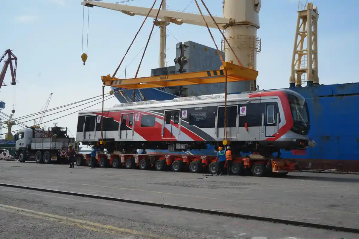 KAI Commuter Terima 24 Unit Kereta KRL Baru dari China