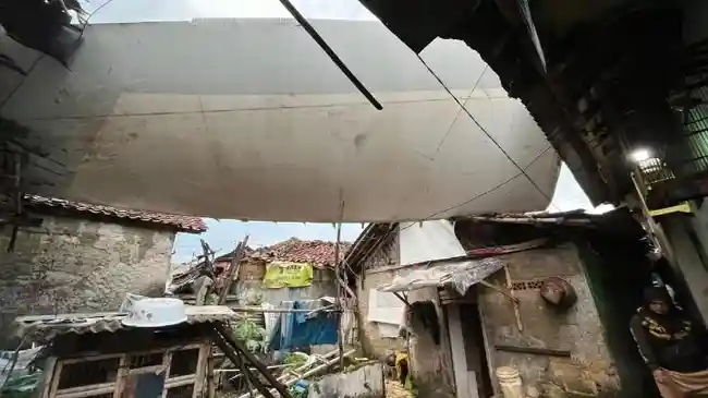 Saksi Ungkap Detik-Detik Bangkai Pesawat Jatuh Timpa Rumah Warga di Kemang Bogor