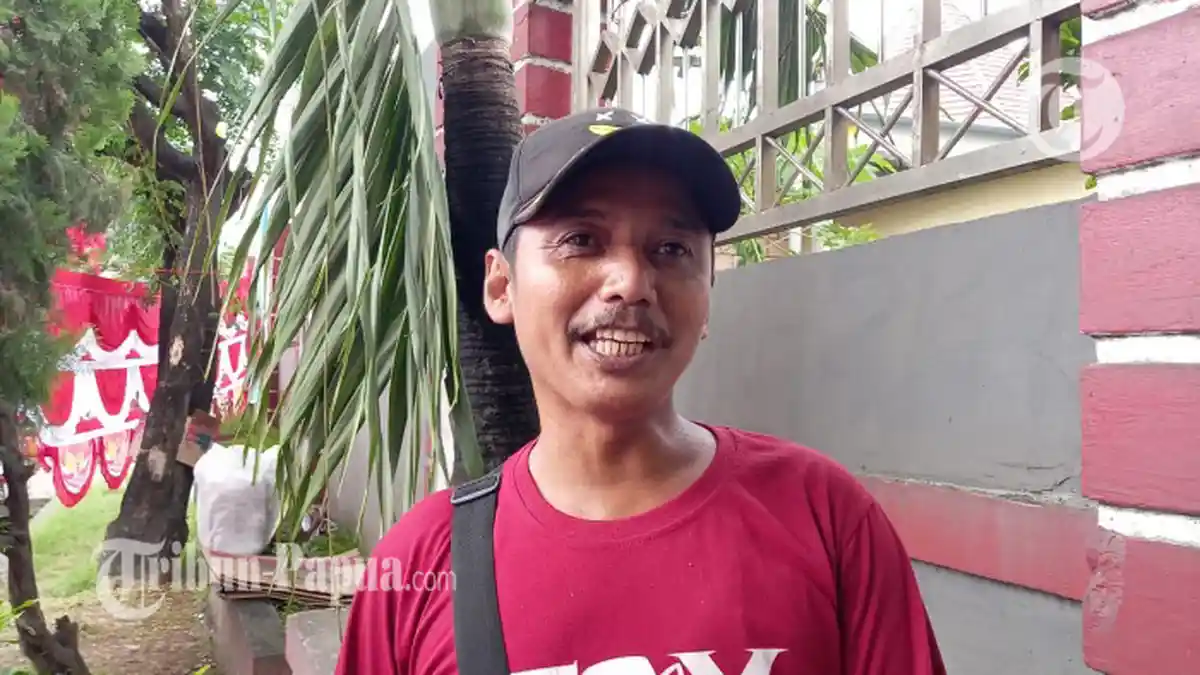 Jauh-Jauh dari Bandung, Ini Alasan Arry Jualan Bendera di Papua