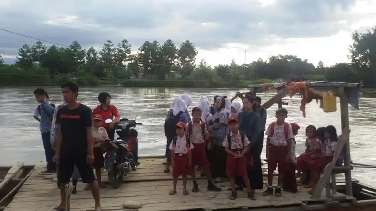 Mengandalkan Rakit Untuk Menyeberang Murid SD Sering Datang Terlambat