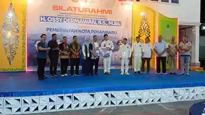 Walikota-Pekanbaru-Agung-Nugroho-kepad-Atlet-Senam-Riau.jpg