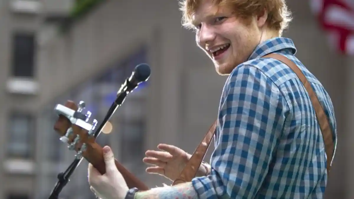 Ed Sheeran Ternyata Fans dari Klub Raksasa Sepak Bola Ini lho, Lihat Apa yang Dia Bawa!