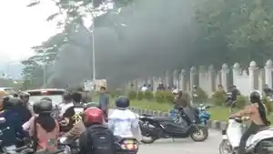 mahasiswa-blokade-jalan-di-depan-kampus-baru-Universitas-Halu-Oleo-atau-UHO-Kendari.jpg