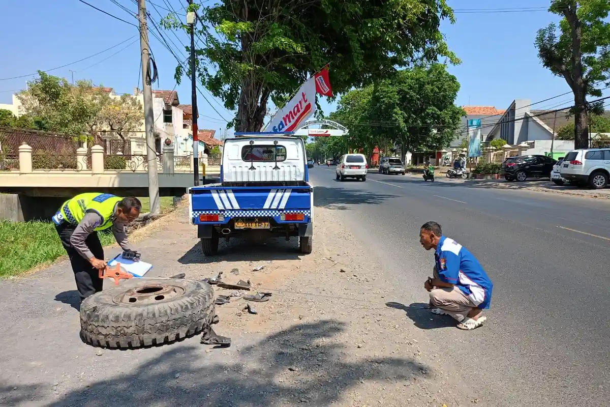 Diduga Ngantuk, Pemotor di Probolinggo Hantam Ekor Truk Hingga Tewas