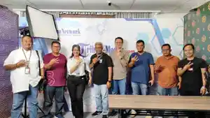 Foto-bersama-manajemen-Indosat-Ooredoo-Hutchison-dan-Tri-saat-mengunjungi-Kantor-Tribun-Medan.jpg