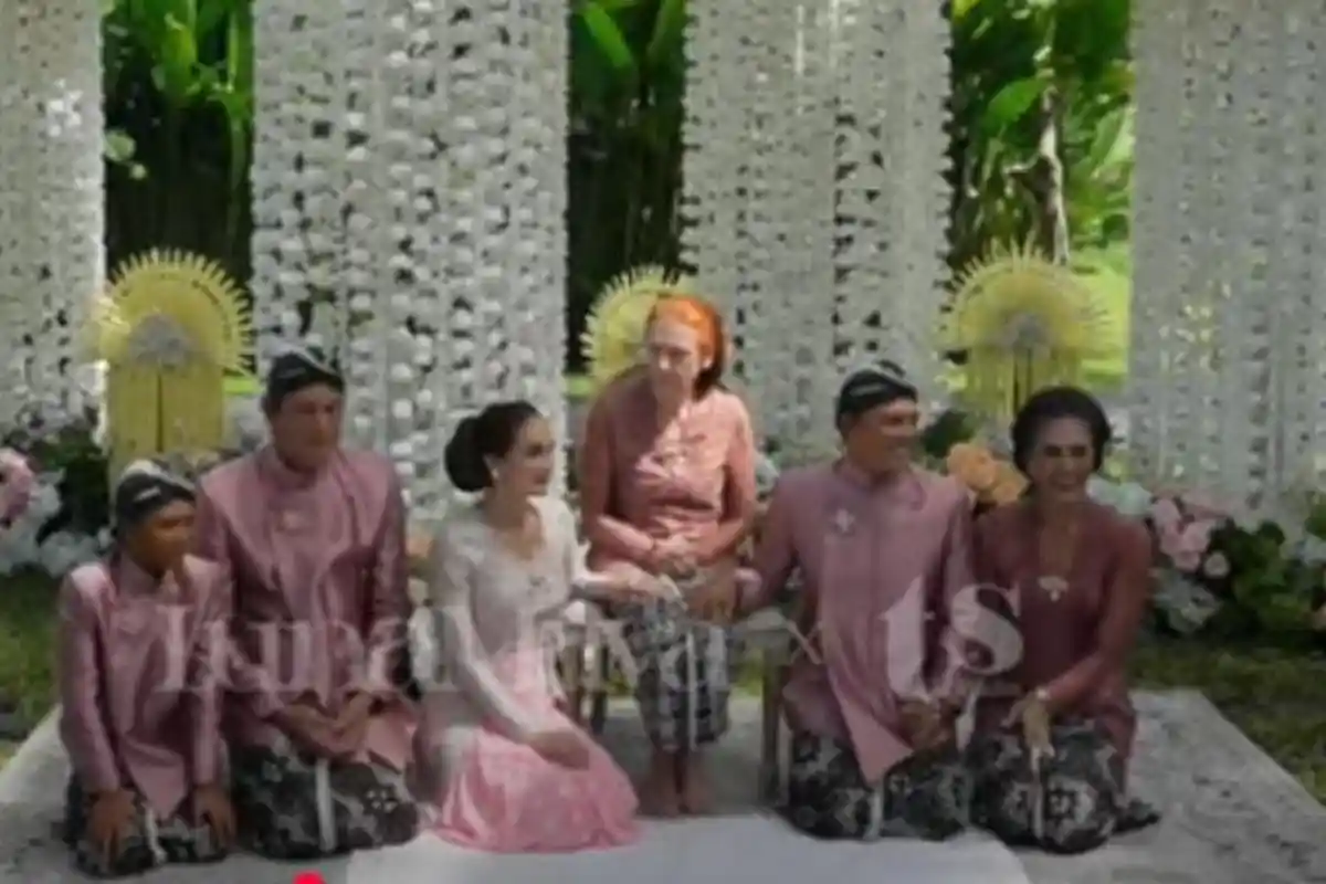 "Berkati Saya dan Maxime" Ujar Luna Maya Bersimpuh di Depan Ibunda yang Disambut Tangisan Haru