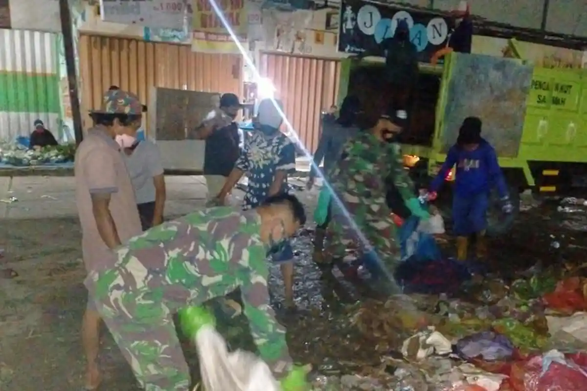 Polisi dan Tentara Turun Tangan Bersihkan Sampah di Pasar Wonomulyo Polman