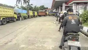 ANTREAN-BBM-DI-SPBU-GAMBUT1.jpg