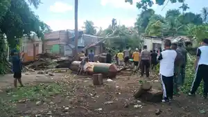 BENCANA-Angin-puting-beliung-menerjang-permukiman-di-Desa-Rainis.jpg