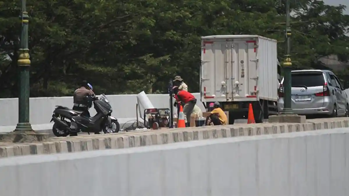 KPK Periksa Fisik Jembatan Fly Over Simpang Mal SKA, Pengendara Banyak yang Penasaran