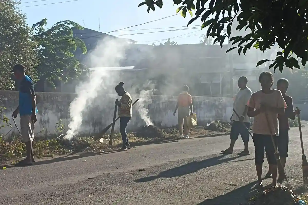 Cegah DBD, Warga Kota Uneng dan Mahasiswa Unipa Indonesia Berjibaku Bersihkan Lingkungan