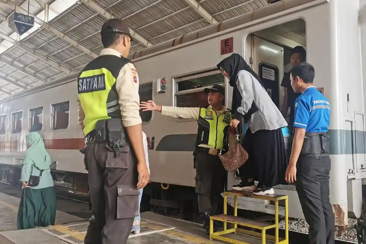 KAI Divre II Sumbar Layani 118.898 Penumpang Selama Nataru, Tambah Mobil Shuttle Gratis ke BIM