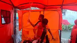 Hujan-lebat-turun-di-Posko-SAR-pesawat-ATR-42-500-di-Kantor-Desa-Tompobulu.jpg