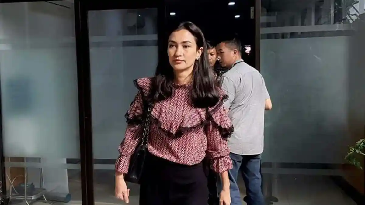 Ekspresi Atiqah Hasiholan Saat Temani Ratna Sarumpaet Sidang Putusan