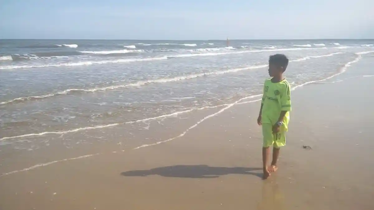 Pesona Pasir Putih Pantai Pangempang, Bisa Berkemah Sambil Menyaksikan Bekantan