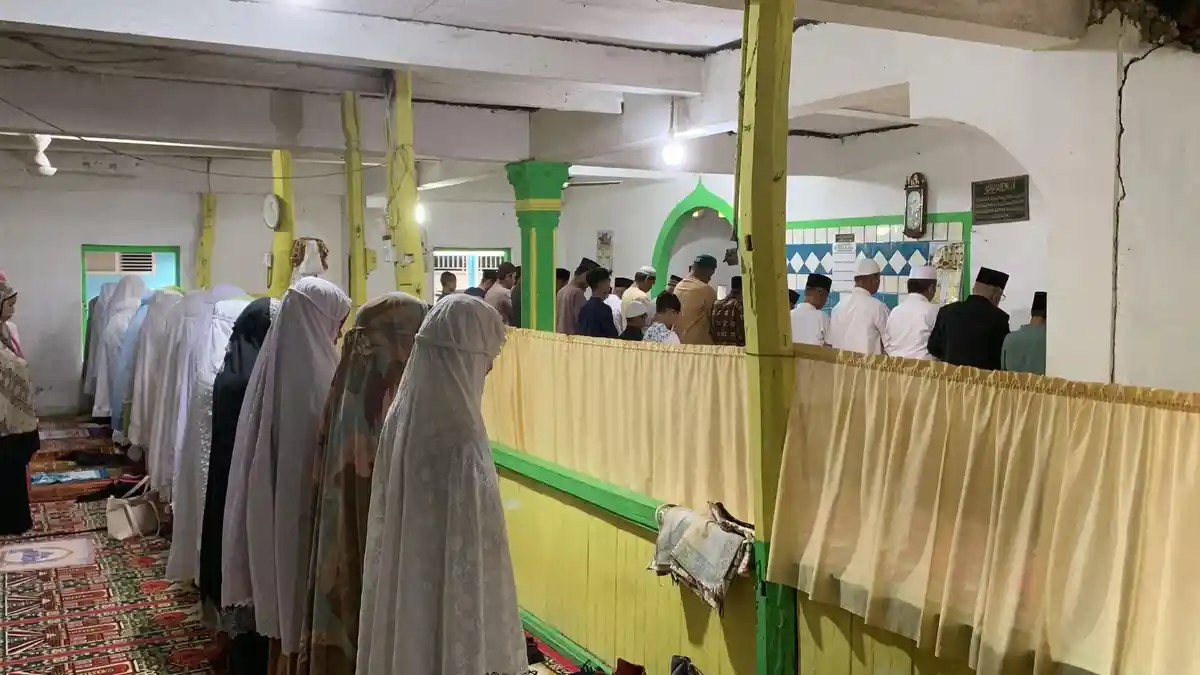 Jemaah Tarekat Naqsabandiyah di Padang Salat Iduladha Hari Ini
