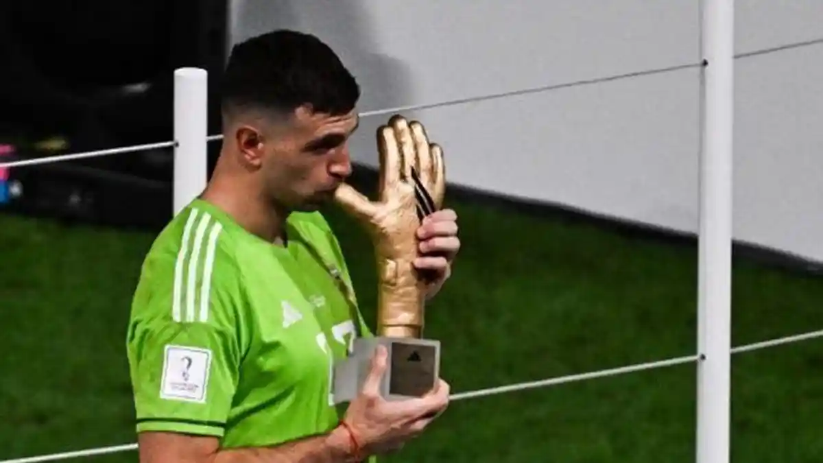 Enam Hari Usai Jadi Kiper Terbaik Dunia, Emiliano Martinez Bikin Blunder