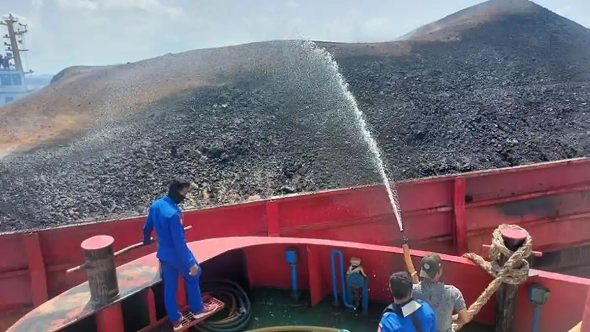 Api di Tongkang Muatan Batu Bara yang Terbakar Berangsur Padam, Penyebab Kebakaran Belum Diketahui - 20240903-Kebakaran-muatan-cargo-batu-bara-di-Tugboat-TB-Marine-Perkasa-8-1.jpg