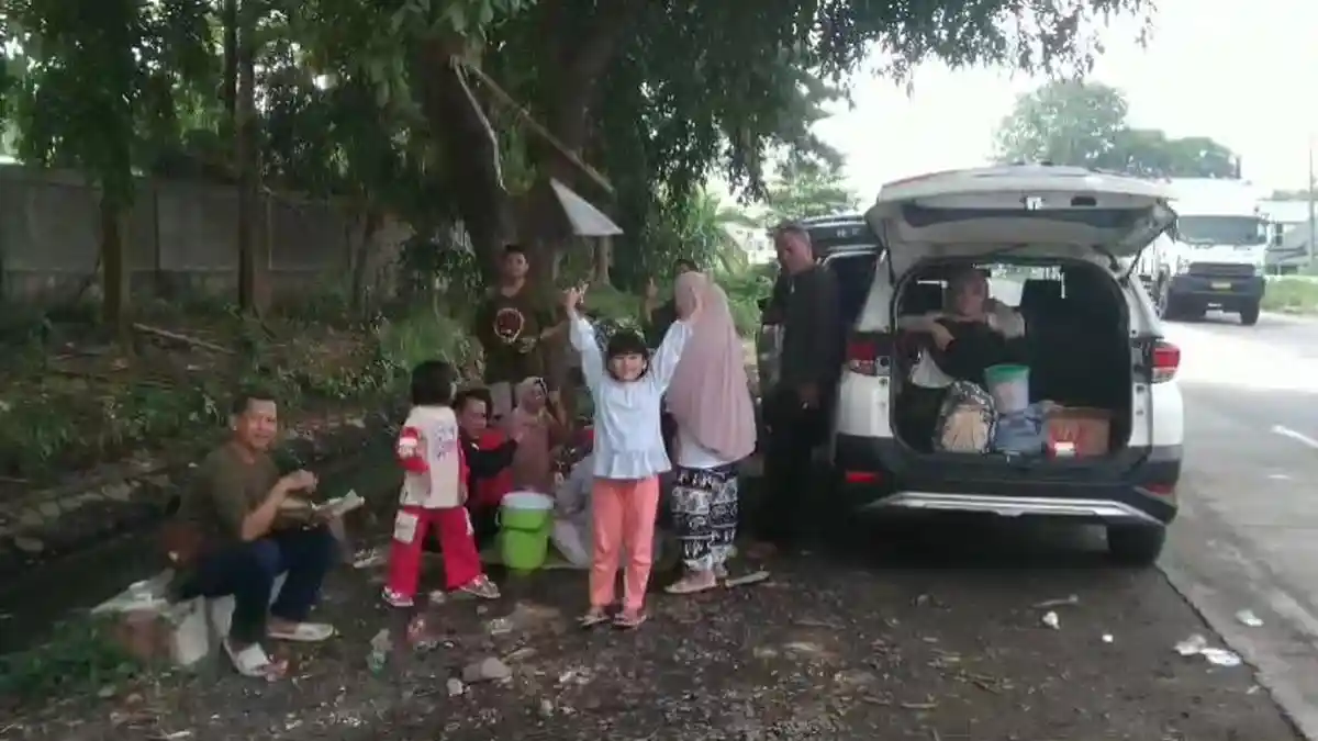 Gagal Piknik ke Anyer, Warga Bogor & Depok Gelar Tikar Ngemper di Pinggir Jalan Menuju Tempat Wisata