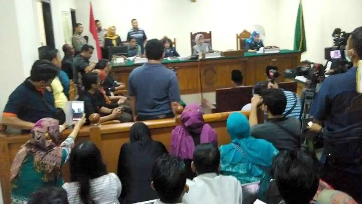 Ibunda Eno Menangis Sesekali Menutup Telinga Dengar Putusan Hakim