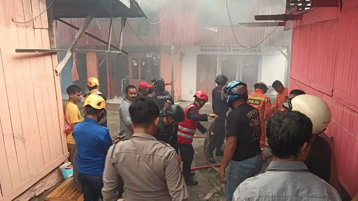 Satbrimob Polda Kaltim Bantu Padamkan Kebakaran di Stalkuda Balikpapan