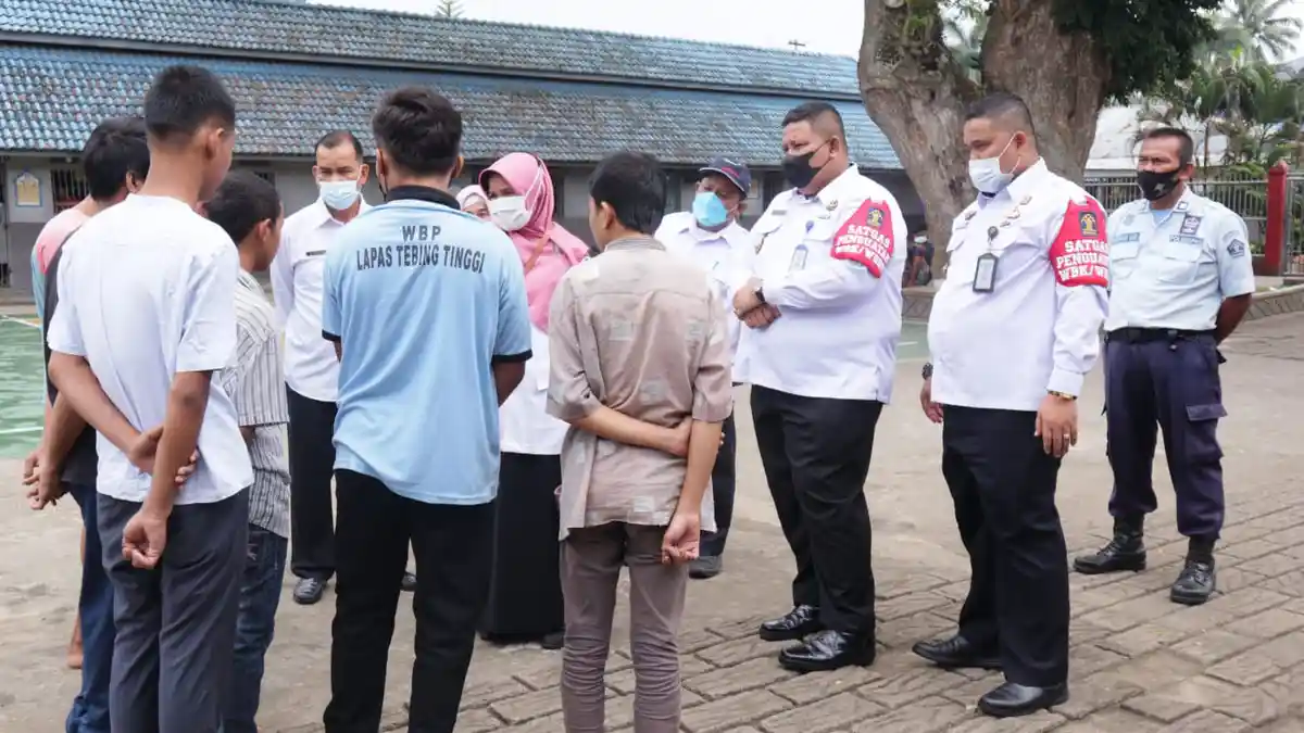 Serahkan Akte Lahir dan KIA Anak Berhadapan Hukum, Disdukcapil Puji Pembinaan di Lapas Tebingtinggi