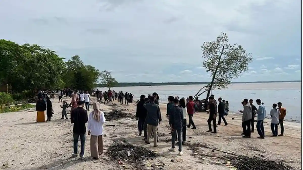 2 Tahun Sepi Karena Covid-19, Wisatawan Kembali Padati Pantai Solop ...