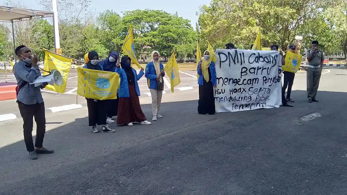 Perangi Hoaks, PMII Gelar Aksi Damai di Halaman Kantor Bupati Barru