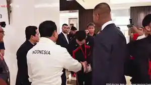 Timnas-Indonesia-cium-tangan-Presiden-Prabowo-Subianto.jpg