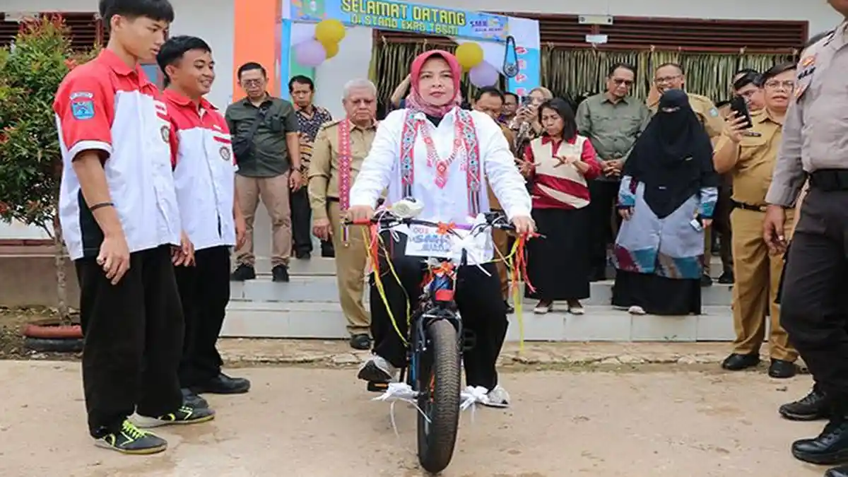 Windy Prihastari Jajal Sepeda Listrik Buatan SMKN 2 Putussibau