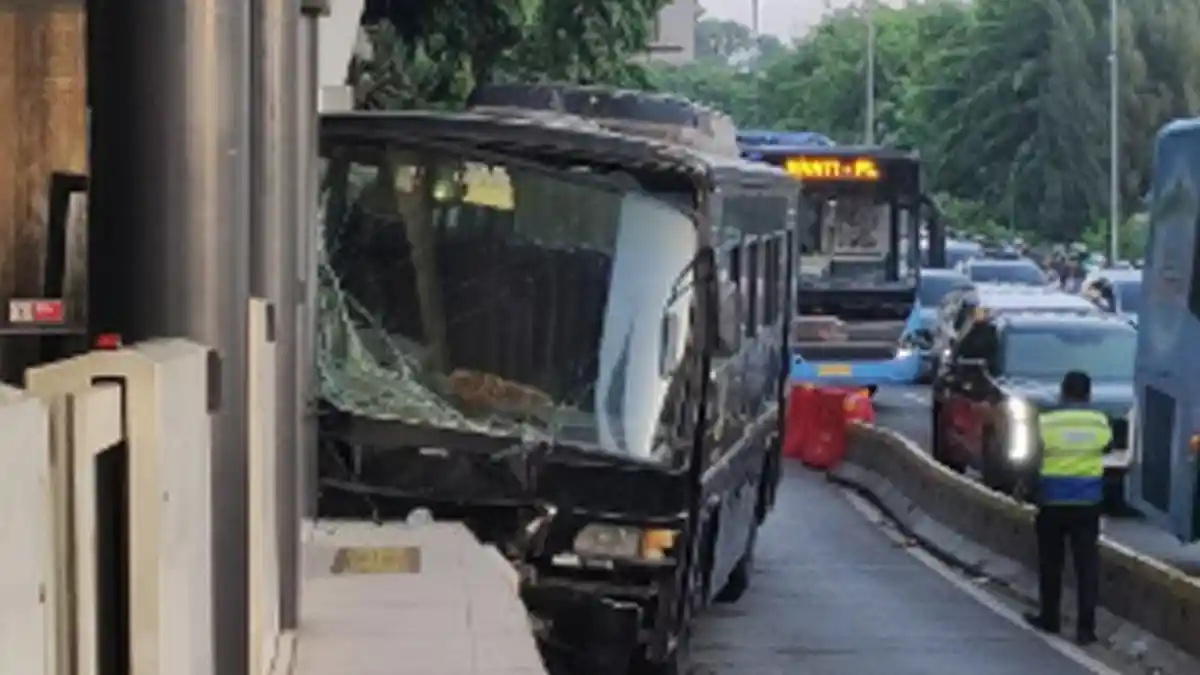 Kondisi Bus Paspampres Kecelakaan Tabrak Halte TransJakarta Petamburan, Alami Rusak Berat 