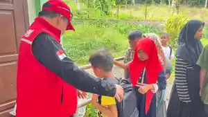 Petugas-Dinas-Sosial-Aceh-Tengah-menyerahkan-bantuan-tas-sekolah-kepada-siswa-SLB.jpg