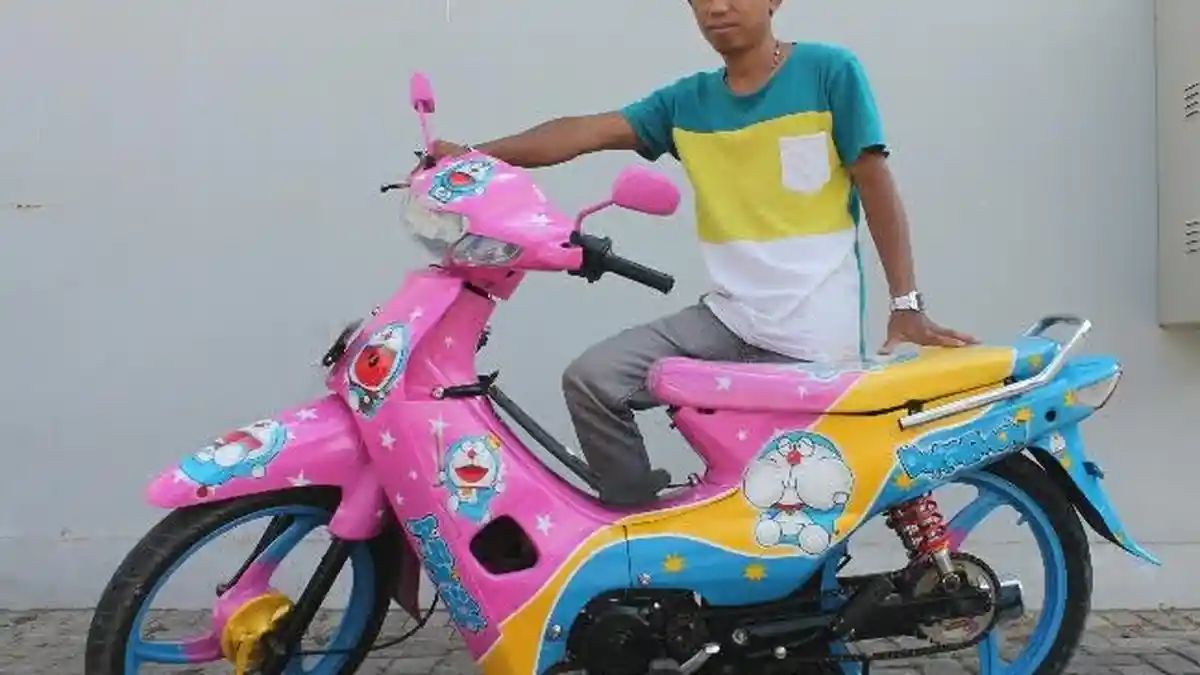 Motor KTM Jadi Keren, dengan Airbrush Doraemon